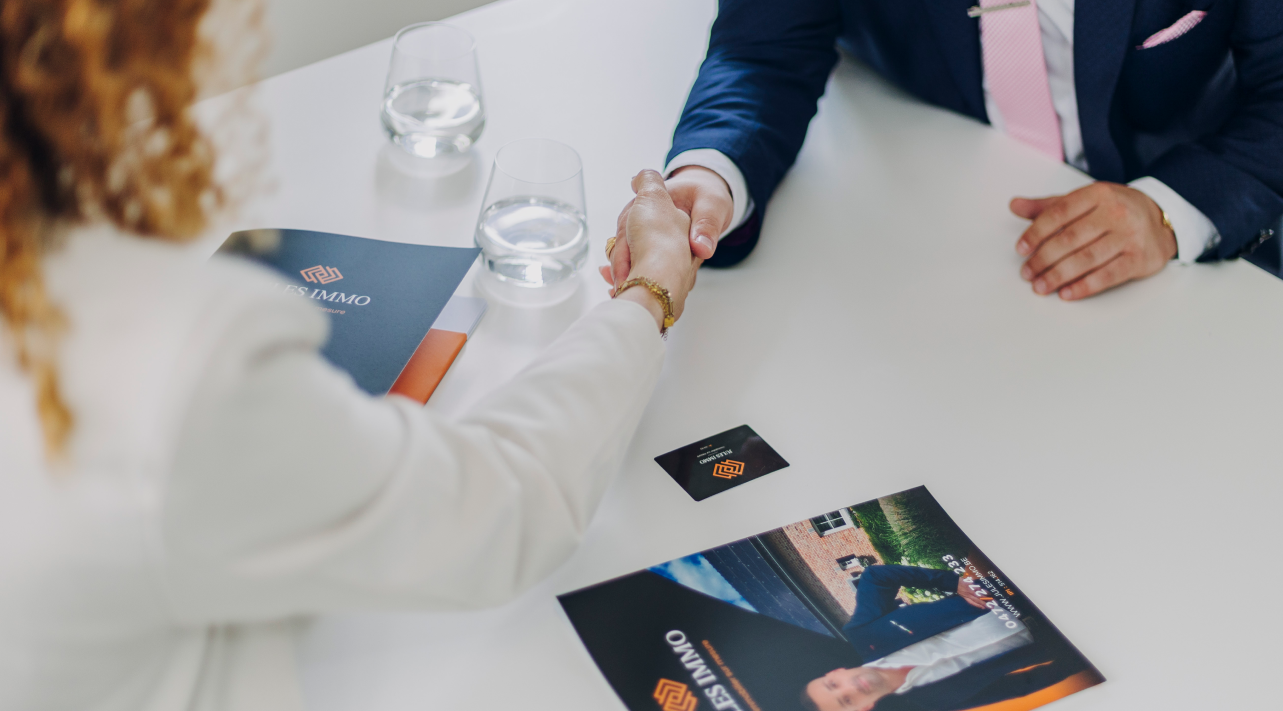 Signature d’un accord immobilier lors d’un rendez-vous d’estimation de maison avec Jules Immo à Fléron